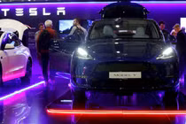 Tesla Model Y được trưng bày tại triển lãm Everything Electric tại trung tâm triển lãm và hội nghị quốc tế ExCeL London, Anh ngày 28/3/2024. Ảnh: Reuters.