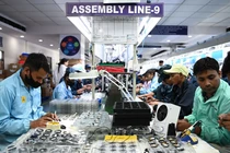 Ấn Độ đã thu hút các công ty toàn cầu tìm kiếm giải pháp thay thế cho Trung Quốc trong bối cảnh căng thẳng địa chính trị (Ảnh: WSJ)