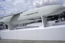 Tên lửa hành trình Storm Shadow được trưng bày trong Triển lãm hàng không Paris ở Le Bourget, phía bắc Paris, Pháp (Ảnh: RT)