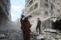 Người dân Palestine kiểm tra hiện trường vụ không kích của Israel vào buổi sáng tại thành phố Gaza, ngày 8/8. Ảnh: Reuters.