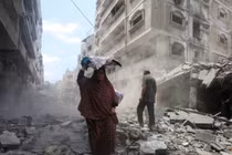 Người dân Palestine kiểm tra hiện trường vụ không kích của Israel vào buổi sáng tại thành phố Gaza, ngày 8/8. Ảnh: Reuters.