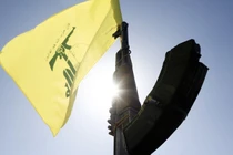 Một người ủng hộ Hezbollah cầm súng trường có cờ của tổ chức này trong cuộc biểu tình ở Sanaa, Yemen ngày 4/10 (Ảnh: Getty)