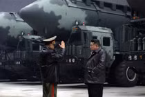 Chủ tịch Triều Tiên Kim Jong-un trong một chuyến thị sát cở sở quân sự (Ảnh KCNA)