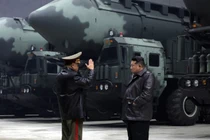 Chủ tịch Triều Tiên Kim Jong-un trong một chuyến thị sát cở sở quân sự (Ảnh KCNA)