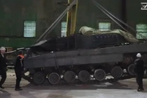 Hình ảnh cho thấy mẫu xe tăng Đức Leopard 2A6 được chuyển đến nhà xưởng của Uralvagonzavod (Ảnh: Military Watch)