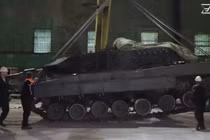 Hình ảnh cho thấy mẫu xe tăng Đức Leopard 2A6 được chuyển đến nhà xưởng của Uralvagonzavod (Ảnh: Military Watch)