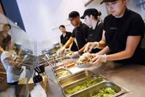 Giám đốc điều hành Scott Boatwright cho biết lượng khách đến Chipotle giảm một phần là do thực khách trẻ tuổi siết chặt chi tiêu. Ảnh: Bloomberg.