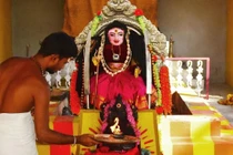 Một đạo sĩ Hindu đang thực hiện nghi lễ cầu nguyện trước tượng thần có tên "Corona Devi" ở Coimbatore, Tamil Nadu (Ảnh: AFP)