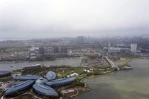 Hồ nhân tạo Dishui ở đặc khu Lingang (Ảnh: Bloomberg)