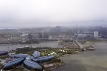 Hồ nhân tạo Dishui ở đặc khu Lingang (Ảnh: Bloomberg)