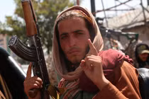 Chiến binh Taliban tuần tra trên đường phố thủ đô Kabul, Afghanistan (Ảnh: The Nation)