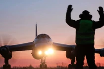 Một máy bay ném bom Tu-95 đang lăn bánh để cất cánh. Ảnh: BQP Nga.