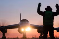 Một máy bay ném bom Tu-95 đang lăn bánh để cất cánh. Ảnh: BQP Nga.