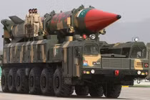 Một tên lửa Shaheen-III do Pakistan sản xuất có khả năng mang đầu đạn hạt nhân được trưng bày trong một cuộc diễu hành quân sự ở Islamabad vào ngày 23/3/2022. Ảnh: Getty.