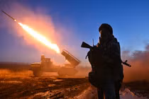 Quân nhân Nga nổ súng vào các vị trí của Ukraine ở khu vực tiền tuyến Krasnoarmeysk (Pokrovsk). Ảnh: Sputnik.