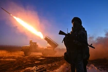 Quân nhân Nga nổ súng vào các vị trí của Ukraine ở khu vực tiền tuyến Krasnoarmeysk (Pokrovsk). Ảnh: Sputnik.