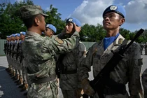 Một sĩ quan Trung Quốc điều chỉnh tư thế của một người lính khi họ tập luyện cho cuộc duyệt binh sắp tới để kỷ niệm 80 năm ngày kết thúc Thế chiến II. Ảnh: Getty.