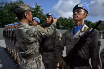 Một sĩ quan Trung Quốc điều chỉnh tư thế của một người lính khi họ tập luyện cho cuộc duyệt binh sắp tới để kỷ niệm 80 năm ngày kết thúc Thế chiến II. Ảnh: Getty.