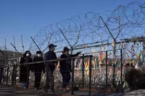 Du khách tham quan công viên hòa bình Imjingak gần khu phi quân sự chia tách hai miền Triều Tiên (Ảnh: AFP)