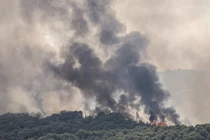 Khói bốc lên sau vụ tấn công bằng rocket của Hezbollah vào Kiryat Shmona, Israel ngày 4/7/2024 (Ảnh: Getty)