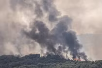 Khói bốc lên sau vụ tấn công bằng rocket của Hezbollah vào Kiryat Shmona, Israel ngày 4/7/2024 (Ảnh: Getty)