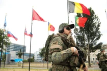 Binh lính NATO đảm bảo an ninh cho hội nghị thượng đỉnh của khối quân sự do Mỹ đứng đầu tại The Hague, Hà Lan, ngày 23/6. Ảnh: Getty.