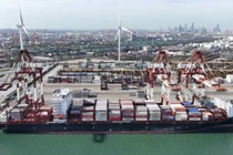 Một tàu container neo đậu tại cảng Thiên Tân, Trung Quốc. Mexico vượt Trung Quốc vào năm 2023 để trở thành nước xuất khẩu hàng đầu sang Mỹ (Ảnh: Kyodo News)