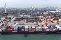 Một tàu container neo đậu tại cảng Thiên Tân, Trung Quốc. Mexico vượt Trung Quốc vào năm 2023 để trở thành nước xuất khẩu hàng đầu sang Mỹ (Ảnh: Kyodo News)