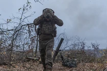 Lính Ukraine bắn súng cối ngày 7/11. Ảnh: Getty.