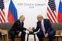 Tổng thống Nga Vladimir Putin và Tổng thống Mỹ Donald Trump bắt tay nhau trong cuộc gặp song phương tại hội nghị thượng đỉnh các nhà lãnh đạo G20 ở Osaka, Nhật Bản, ngày 28/6/2019. Ảnh: Reuters.