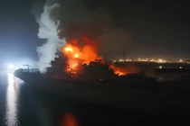 Tàu sân bay Minsk của Liên Xô cũ bốc cháy trên đầm phá ở Trung Quốc cuối tuần qua (Ảnh: The Sun)