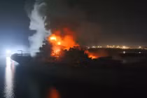 Tàu sân bay Minsk của Liên Xô cũ bốc cháy trên đầm phá ở Trung Quốc cuối tuần qua (Ảnh: The Sun)