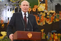 Tổng thống Nga Vladimir Putin trong buổi tiếp đại diện báo chí Nga tại sân bay Nội Bài, Hà Nội ngày 20/6 (Ảnh: Sputnik)