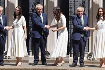 Cú bắt tay đầy uy lực giữa Thủ tướng Anh Boris Johnson và Thủ tướng New Zealand Jacinda Ardern (Ảnh: New Zealand Herald)