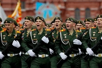 Quân đội Nga diễu hành trong cuộc duyệt binh Ngày Chiến thắng tại Quảng trường Đỏ ở Moscow, Nga ngày 9/5/2024 (Ảnh: Reuters)