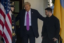 Tổng thống Mỹ Donald Trump chào đón Tổng thống Ukraine Volodymyr Zelensky tại Nhà Trắng. Ảnh: Getty.