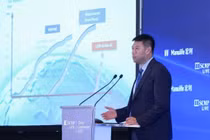 Chuyên gia AI của Alibaba Hoàng Phi phát biểu tại Hội nghị SCMP Trung Quốc 2025 ngày 8/7. Ảnh: SCMP.