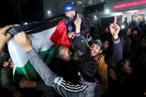 Người dân Palestine phản ứng khi chờ đợi tin tức về thỏa thuận ngừng bắn với Israel, tại Khan Younis ở phía Nam Dải Gaza, ngày 15/1. Ảnh: Reuters.