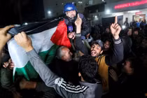 Người dân Palestine phản ứng khi chờ đợi tin tức về thỏa thuận ngừng bắn với Israel, tại Khan Younis ở phía Nam Dải Gaza, ngày 15/1. Ảnh: Reuters.