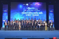Đại diện các cơ quan, tổ chức lên nhận Giải thưởng Chuyển đối số Việt Nam 2021