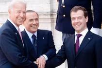 Tổng thống Nga Dmitry Medvedev và Phó Tổng thống Mỹ Joe Biden trong cuộc gặp ngày 2/6/2011 tại Rome. Ảnh: Getty.
