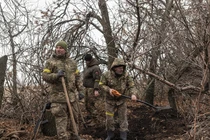 Binh lính Ukraine đang đào hầm trú ẩn, ngày 4/12. Ảnh: Getty.