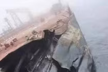 Đánh giá sơ bộ cho thấy có khoảng 500 tấn dầu đã tràn ra biển (Ảnh: Handout)