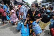 Người dân Sri Lanka phải sống trong cảnh thiếu năng lượng trầm trọng suốt nhiều ngày (Ảnh: FT)