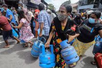 Người dân Sri Lanka phải sống trong cảnh thiếu năng lượng trầm trọng suốt nhiều ngày (Ảnh: FT)