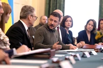 Tổng thống Ukraine Volodymyr Zelensky phát biểu trước Thủ tướng Anh Keir Starmer và Nội các mới tại số 10 phố Downing vào ngày 19/7 tại London (Ảnh: Getty)