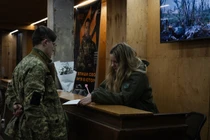 Một sĩ quan quân đội thuộc lữ đoàn tấn công độc lập thứ ba của Ukraine được nhìn thấy đang tuyển quân ở khu vực Kiev, Ukraine (Ảnh: Getty)