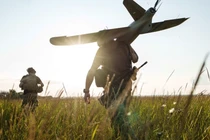 Các thành viên của Lữ đoàn Tác chiến số 13 thuộc Vệ binh Quốc gia Ukraine chuẩn bị phóng máy bay không người lái trinh sát do Ukraine sản xuất về phía tiền tuyến, tại khu vực Kharkov hôm 20/7. Ảnh: Reuters.