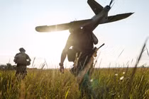 Các thành viên của Lữ đoàn Tác chiến số 13 thuộc Vệ binh Quốc gia Ukraine chuẩn bị phóng máy bay không người lái trinh sát do Ukraine sản xuất về phía tiền tuyến, tại khu vực Kharkov hôm 20/7. Ảnh: Reuters.