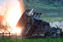 Hệ thống tên lửa ATACMS của Mỹ đang khai hoả (Ảnh: Getty)